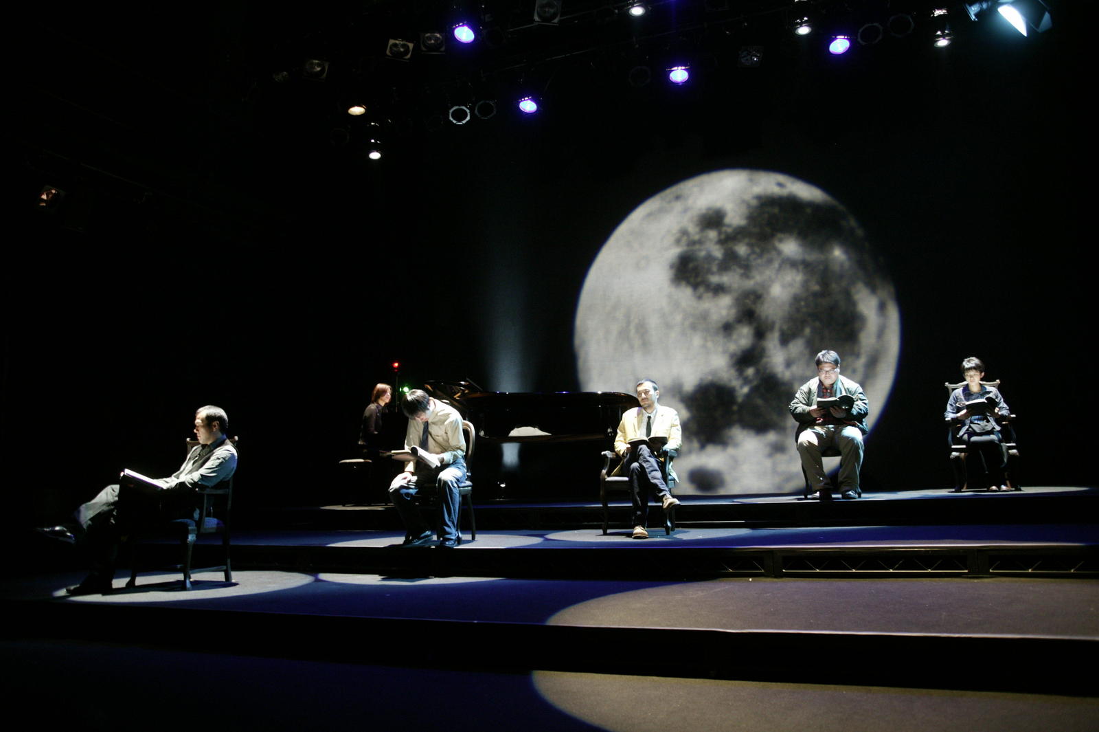 「お月さまへようこそ」（作ジョン・パトリック・シャンリィ／訳：鈴木小百合） 北九州芸術劇場