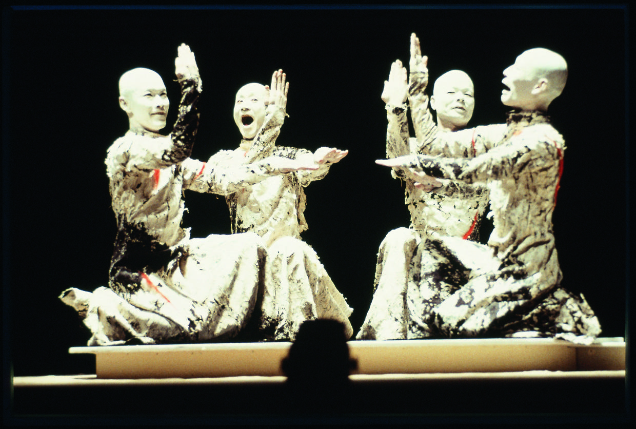 山海塾「かがみの隠喩の彼方へ‐かげみ」 北九州芸術劇場