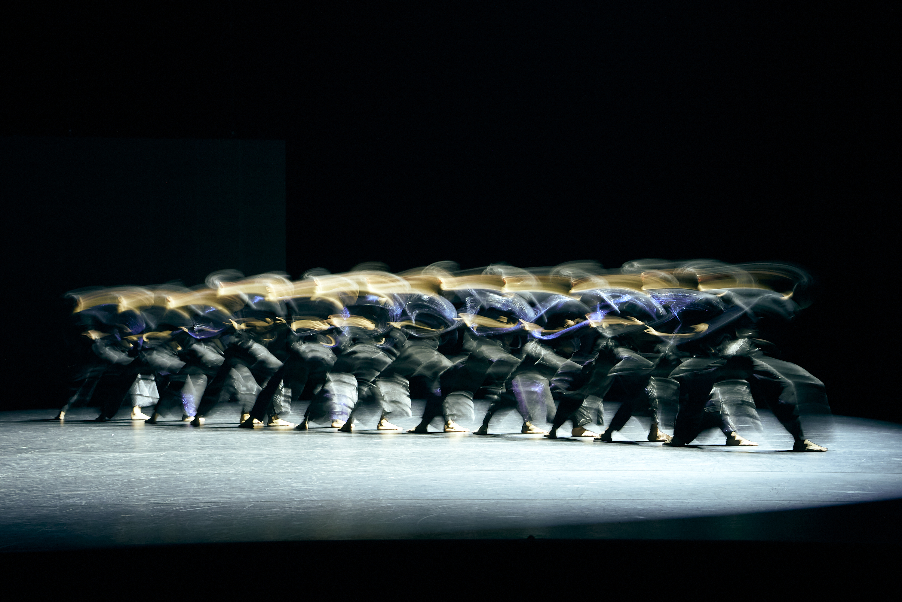 クラウド・ゲイト・ダンスシアター（雲門舞集）「WAVES」 | 北九州芸術劇場